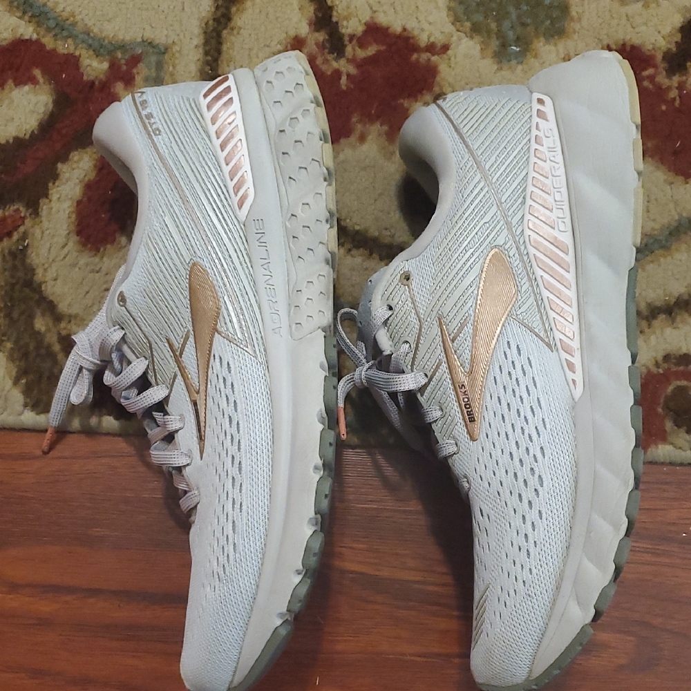 Brooks Women's Athletic Shoes in Gray and Gold